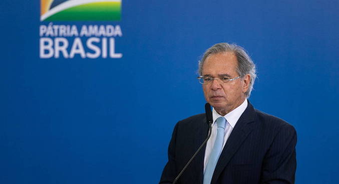 Mesmo sob pressão, Paulo Guedes deverá ficar no comando da Economia