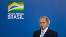 Bolsonaro garante Paulo Guedes apesar de boato sobre saída: 'Fica'