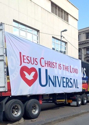 Caminhão da Universal com donativos para as vítimas das enchentes