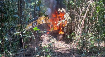 Retroescavadeira foi incendiada pelos policiais 