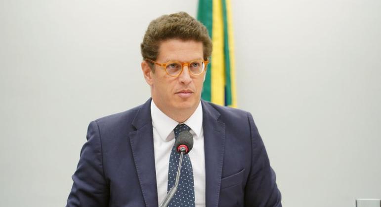 Ricardo Salles teria ocultado seu celular e alterado o número de seu telefone no curso das investigações