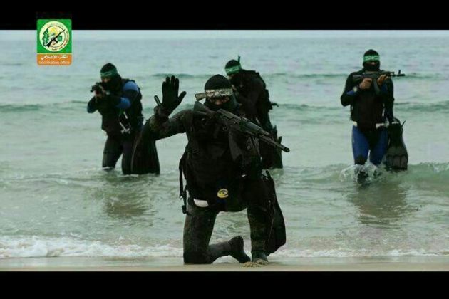 Os terroristas posam para as fotos, no que parece ser uma espécie de propaganda do regime fundamentalista 