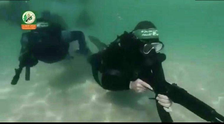 Nas fotos, os terroristas estão equipados com rifles semiautomáticos subaquáticos e simulam invasões em grupos pequenos, de até cinco pessoas