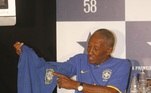 BRASIL - FÚTBOL:BRA04 - RIO DE JANEIRO (BRASIL), 21/01/08 .- El ex jugador de la Copa del Mundo de Fútbol de 1958, Djalma Santos, sostiene la camiseta que usó en la Copa de 1958, durante la presentación de la nueva camiseta de la selección brasileña, que se celebra hoy, 21 de enero de 2008, en Río de Janeiro, en homenaje a los 50 años de la primera conquista de Brasil en la Copa del Mundo. EFE/ Antonio Lacerda

