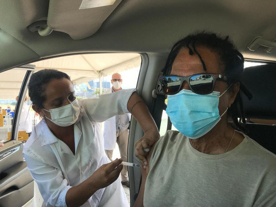 Djavan foi vacinado contra a covid-19 no dia 27 de março. O cantor e compositor de 72 anos recebeu a 1ª dose do imunizante e publicou o registro no Instagram. 
