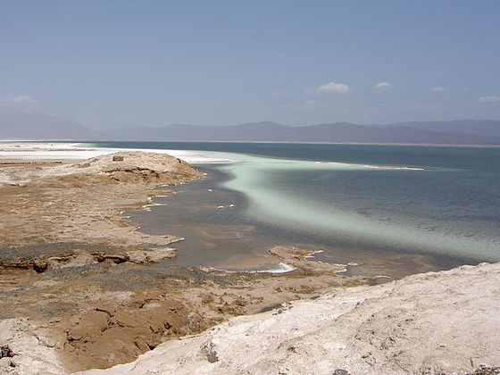 Djibouti - Localizado no Chifre da África, tem matas, formações vulcânicas, praias e um dos corpos de água mais salgados do mundo: o lago Assal (foto), abaixo do nível do mar. 