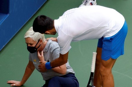 Djokovic acerta bolada em juíza e é desclassificado do US Open