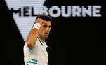 Djokovic até conseguiu uma liberação especial para participar do torneio, mas problemas em seu desembarque fizeram com que tivesse seu visto cancelado e sua entrada barrada. O tenista está atualmente isolado na Austrália, enquanto divide opiniões no mundo inteiro
