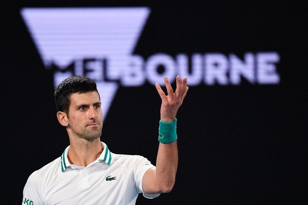 Atual número 1 do mundo, Novak Djokovic mostra uma nova face desde o início da pandemia. O sérvio acumula polêmicas nos últimos tempos, seja por discursos em oposição à vacina contra a Covid-19, seja pelo descontrole emocional após a derrota na disputa da medalha de bronze nos Jogos Olímpicos de Tóquio. A última controvérsia que envolve o tenista, barrado no aeroporto de Melbourne quando desembarcava para o Aberto da Austrália, deu o que falar