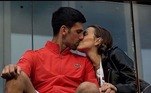 Além do tenista, Jelena Djokovic, a esposa dele, foi infectada. Na época, as pessoas lembraram que, meses antes, o atleta havia dito em uma live que era contra a vacinação e a ideia de ela ser obrigatória para viagens 
