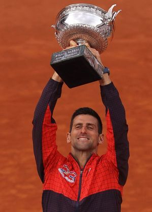 Djoko levanta seu troféu de campeão