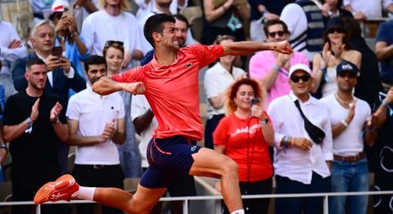 Djokovic comemora sua vitória e a conquista do título em Roland Garros neste domingo (11)