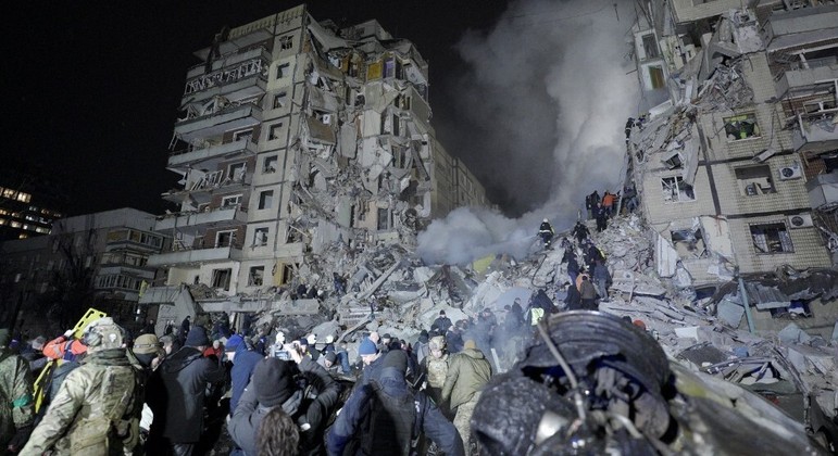 Centenas de pessoas foram afetadas por bombardeio em prédio de Dnipro