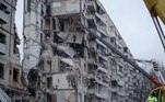 Os serviços de resgate ucranianos anunciaram, na terça-feira (17), o fim das operações de busca entre os escombros do prédio destruído por um bombardeio russo no sábado (14) em Dnipro, que deixou pelo menos 45 mortos e 20 desaparecidos