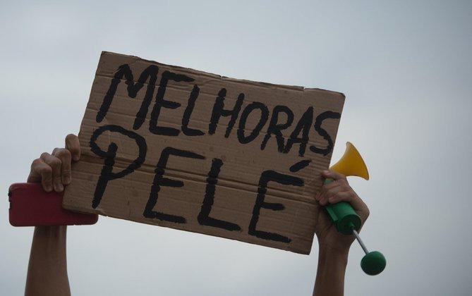 Do elenco aos torcedores, existe um único sentimento que une os brasileiros mais do que o sonho do Hexa: o desejo de uma boa recuperação para Pelé.