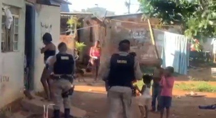 Menina de 10 anos liga para polícia pedindo cesta básica e militares reúnem  doações, Sul de Minas