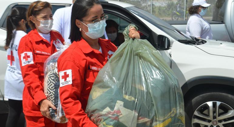 Membros da Cruz Vermelha fazem doação de alimentos para vítimas de chuvas na Bahia