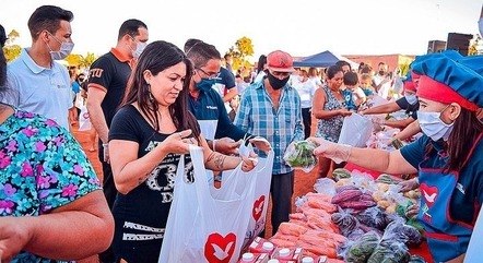 Doação de cestas básicas Universal