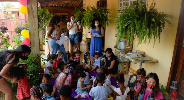 Grupo entregou livros e promoveu atividades culturais com as famílias