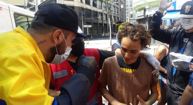Gabriel Prieto (à esquerda) é um dos voluntário na entrega de marmitas para população em situação de rua no centro de São Paulo