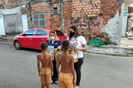 Kits de atividades são distribuídos para crianças