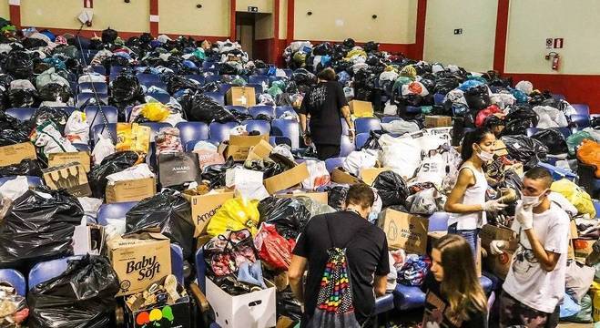 Voluntários separam doações em Brumadinho (MG)
