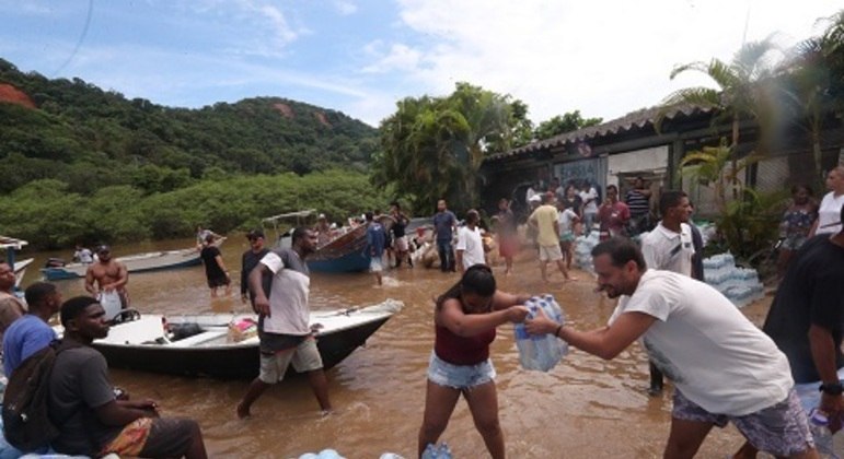 Doações chegam à região da Barra do Sahy, em São Sebastião