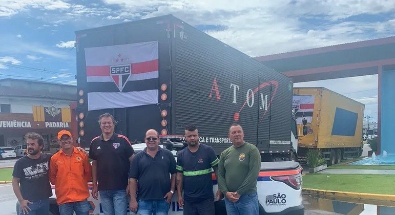 Caminhões com doações arrecadadas pelo São Paulo indo em direção ao litoral norte