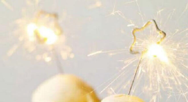 doce decorado com vela de estrelinha para festa de ano novo