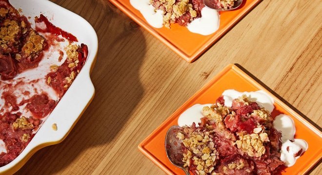 Ruibarbo é frequentemente usado em sobremesas na culinária britânica