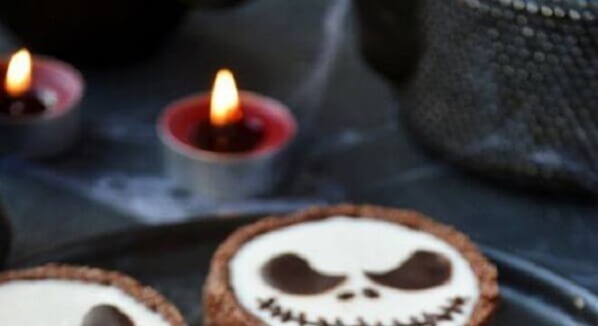 doces decorado para dia das bruxas com rostinho de caveira 