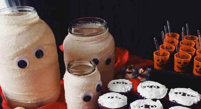 doces e vidro decorado para festa de dia das bruxas