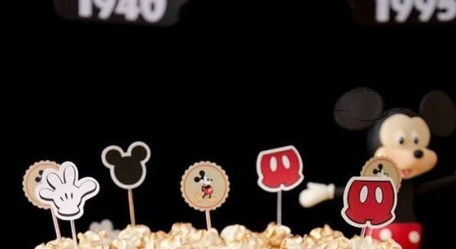 docinhos decorados com plaquinhas para festa do Mickey 