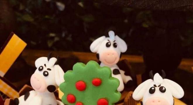 docinhos decorados com vaquinhas de pasta americana para festa infantil fazendinha Foto Anju Bolos e Doces