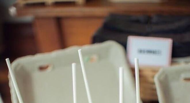 docinhos em formato de cenoura para festa tema fazendinha Foto Kara's Party Ideas