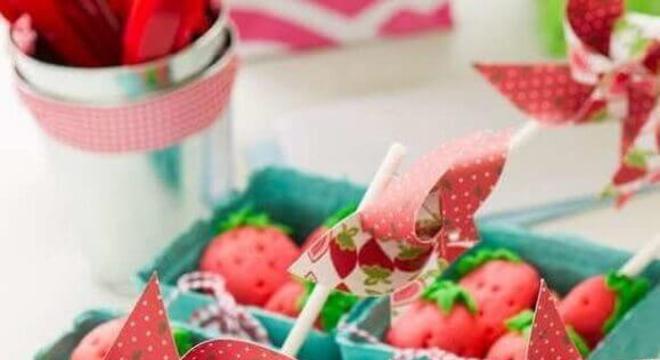 docinhos em formato de morangos para festa da fazendinha Foto Pinterest
