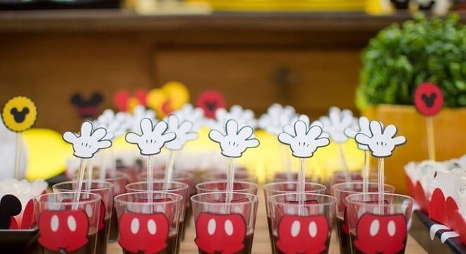 docinhos em potinhos personalizados para festa simples do mickey