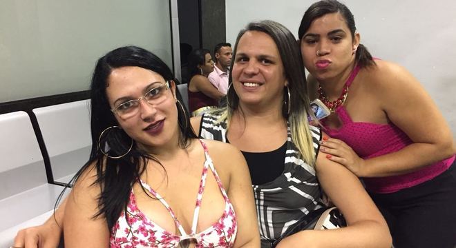 Vanessa Alves, primeira à esquerda, espera momento de retificação de nome com amigas