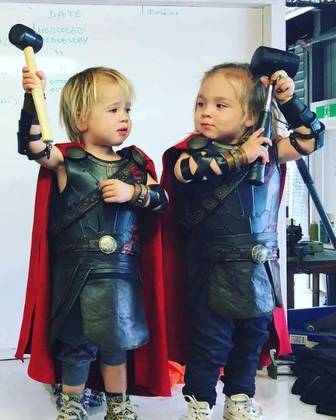 Dois anos depois, em 18/3/2014, vieram os gêmeos Tristan e Sasha, que aparecem na foto trajados do super-herói do papai. 