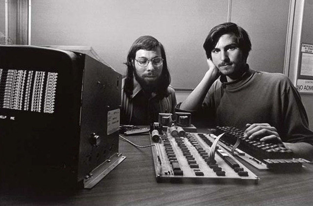 Dois anos depois, em 1976, Steve Jobs fundou a Apple com o parceiro Stephen 