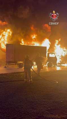 Dois caminhões foram tomados pelas chamas, na madrugada desta segunda-feira (16), ao lado de um galpão em Vicente Pires