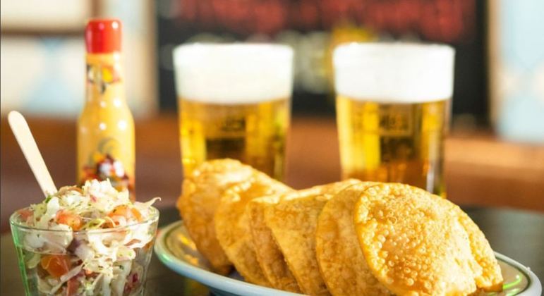 Dois chopes e uns pastéis do Pirajá