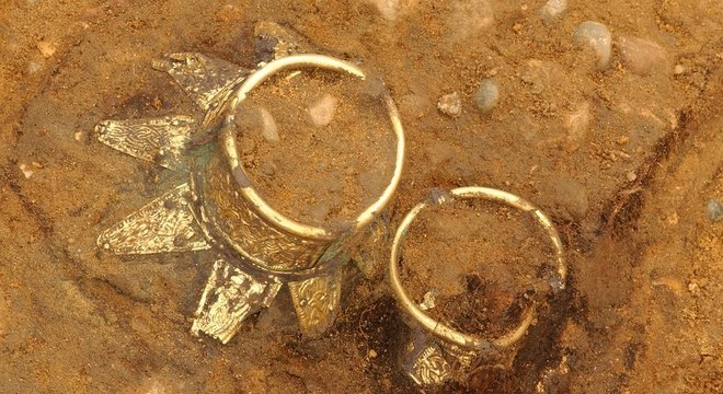 Vasos de ouro decorados estavam entre os tesouros encontrados na área