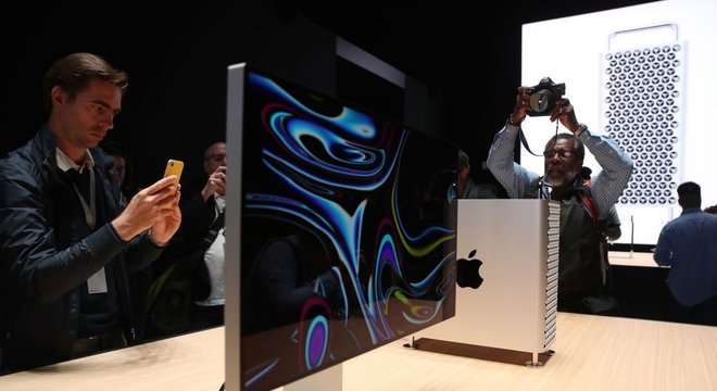 O Mac Pro pesa 18 kg, mas a Apple oferece a um custo adicional de US$ 400 quatro rodas para facilitar seu deslocamento 