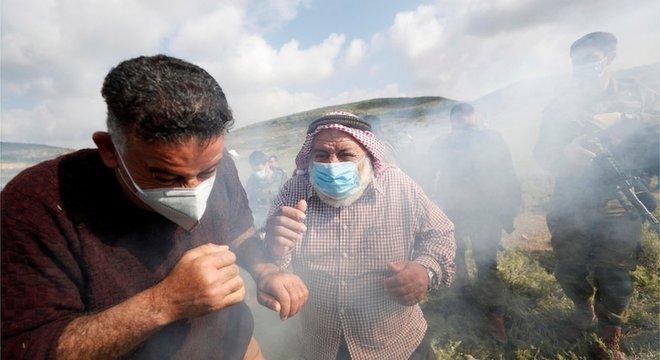 Tropas israelenses jogam gás lacrimogêneo sobre palestinos protestando contra assentamentos; conflito pode ser acirrado se Benjamin Netanyahu seguir com suas promessas de campanha