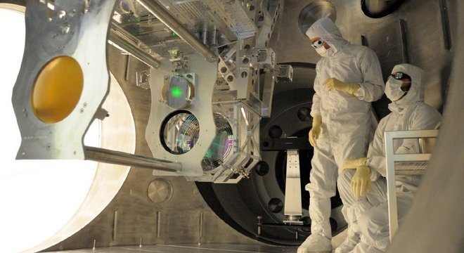  MÃ¡quinas Advanced LIGO disparam lasers atravÃ©s de longos tÃºneis, tentando sentir ondulaÃ§Ãµes no tecido do espaÃ§o-tempo