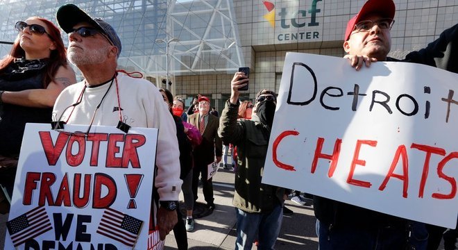 Pessoas foram às ruas em Detroit, Michigan, alegando que os resultados das eleições eram fraudulentos