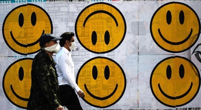 Pedestres usando máscaras em São Paulo; em junho, OMS mudou seu posicionamento sobre uso generalizado do item pela população