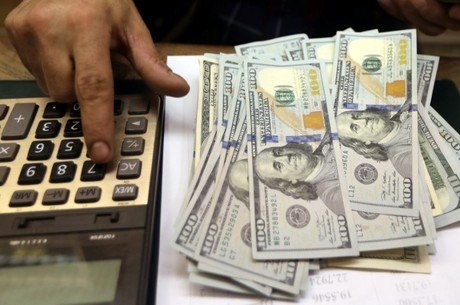 Dólar opera em alta nesta quinta e supera R$ 4,00