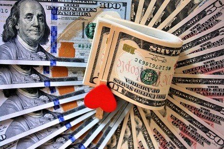 Dólar marcou R$ 3,71 na mínima do dia